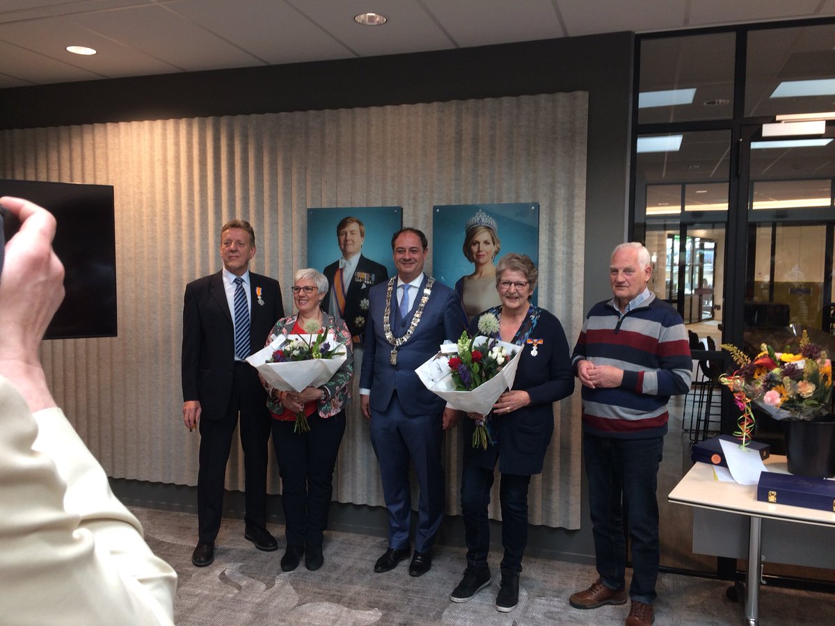 Van harte gefeliciteerd Martje Meerveld en Wim Tijmesen met jullie lintje.Zojuist geridderd in naam van de koning door burgemeester @GerolfJB Bouwmeester. Zeer verdiend door het vele vrijwilligerswerk in <a href="/Gem_Leusden/">Gemeente Leusden</a> en wereldwijd.