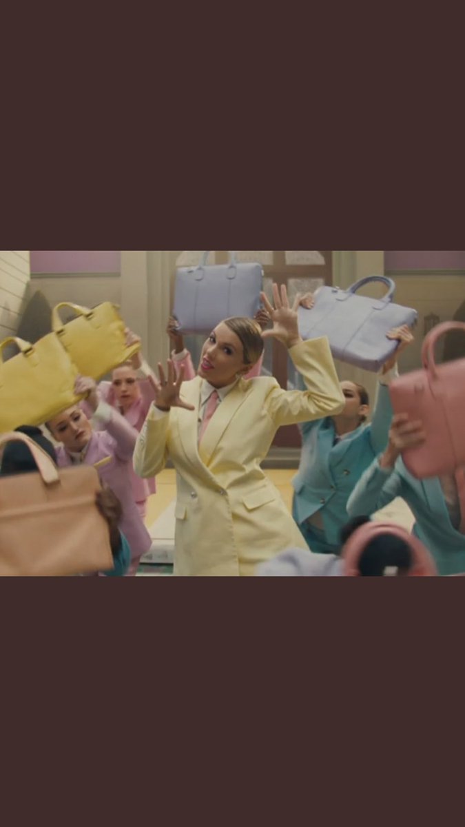 swiftiess8's tweet image. The snake turned into a butterfly, OMG I&apos;M SHOOK!! 

A new era has started. 

#MeOutNow #TS7 #TaylorSwiftApril26