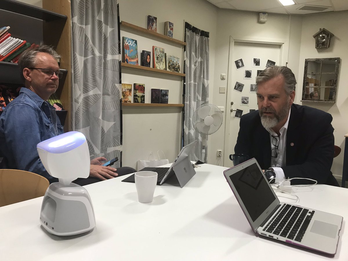Idag har arbetet kring robotundervisning presenterats för @karlberg_martin , Uppsala universitet. Ett efterföljande mycket intressant och engagerat samtal kring skolfrånvaro. Tack <a href="/Silverdalsskol1/">Silverdalsskolan</a> och <a href="/AlsoCarro/">carro</a> för att vi fick komma till er idag. #solskol