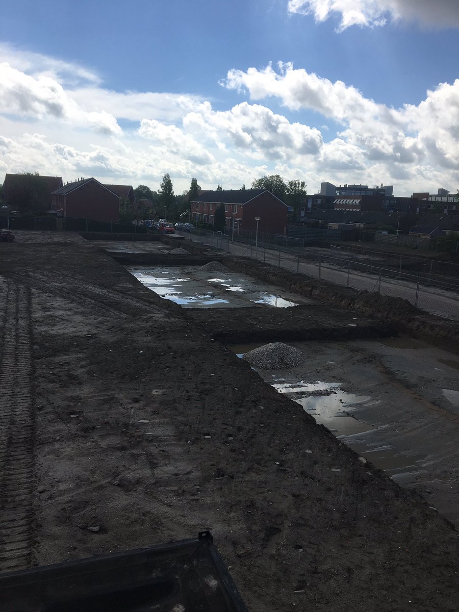 ArianKleijn's tweet photo. De grondwerker is gestart aan de nieuwbouw van 20won Wee Weneestraat in @gemeenteHsluis voor @MaasdeltaGroep.
Wij @WaalBouw hebben er weer zin in!! @maakiQ #SCT https://t.co/yVqDbZ4E45