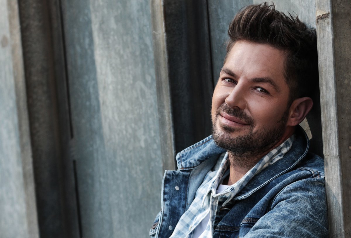 CO_Productions's tweet photo. As jy in Rustenburg woon kry al jou vriende bymekaar en kom kuier more aand by Hardekool waar jy vir @Jay_du_Plessis in aksie kan sien. Vir meer inligting skakel gerus 066 230 1744 #jayduplessis #hardekool #rustenburg #kuier #sokkie #dans https://t.co/raDiETkRUt