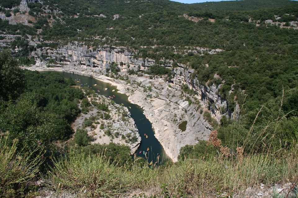 Envie de paysages grandioses et de vous reconnecter à la nature ? Alors tentez la descente historique des Gorges de l'Ardèche au printemps ! 
30 km à faire sur 2 jours, avec nuitée dans un bivouac (attention réservation obligatoire)
Pour plus d'infos 👉 urlz.fr/9tej
