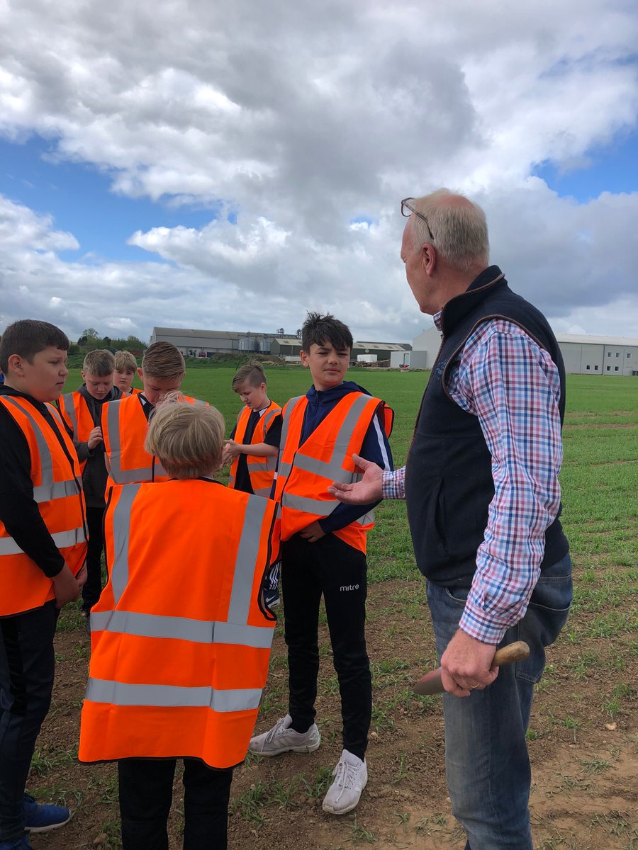 _Blackbird_Farm's tweet photo. Having another day of fun and learning with year 7 students from @SittingbourneCC with @Nationalfruit  @BuzzingCoast @ClassroomMuddy #outdoorlearning #realfood https://t.co/GKw2GJag0H