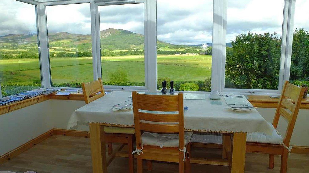 Breakfast with a view anyone? 😍 
Cartomie offers bed & breakfast accommodation within a rural setting close to Dornoch Firth. Enjoy panoramic views of Struie Hill during your stay! 👀
aroundaboutbritain.co.uk/Ross-shire/5833
#Rossshire #Scotland #DornochFirth #Holiday #Breakfast #StruieHill