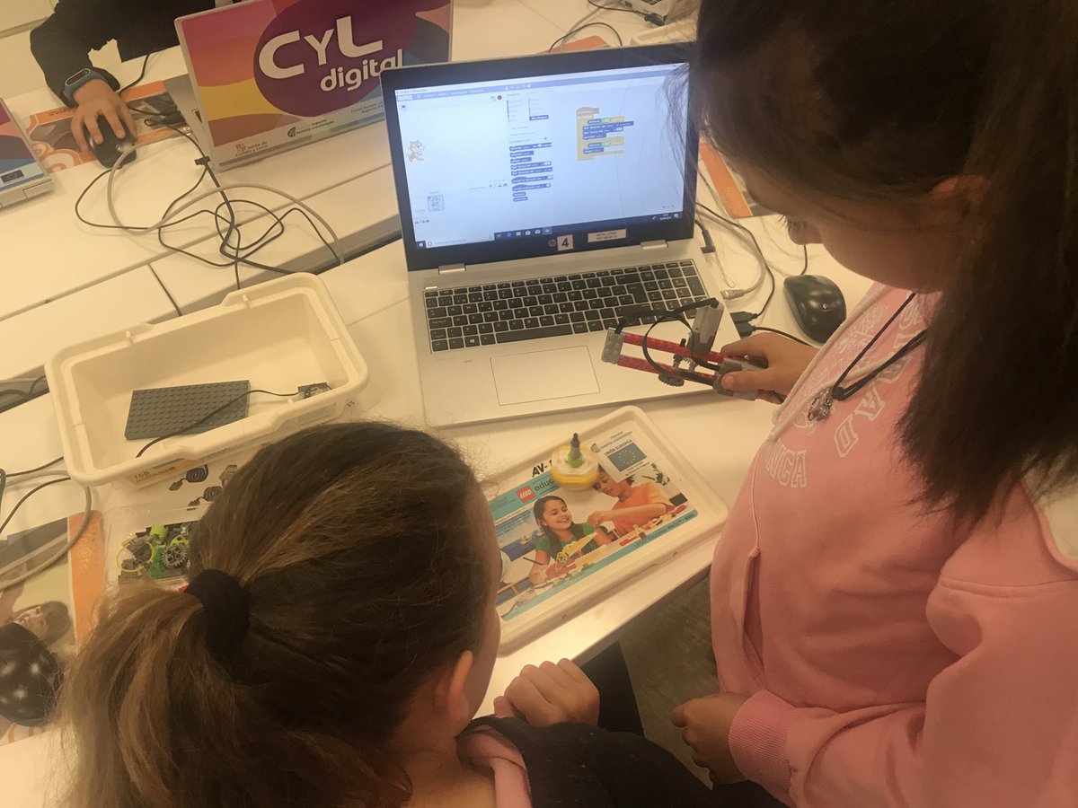 asansegundo67's tweet image. El alumnado de #quintoduperierAvila en un taller de robótica en @cyldigital trabajando con @scratch y Lego WeDo. Gracias @estang00 @programamos @educaINTEF
#SomosCodeEU
#CodeEducaLAB
@crfptic
@educacyl
@CFIE_Avila