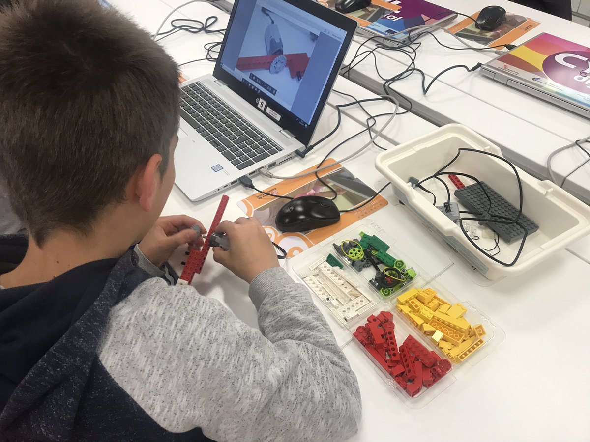 asansegundo67's tweet image. El alumnado de #quintoduperierAvila en un taller de robótica en @cyldigital trabajando con @scratch y Lego WeDo. Gracias @estang00 @programamos @educaINTEF
#SomosCodeEU
#CodeEducaLAB
@crfptic
@educacyl
@CFIE_Avila