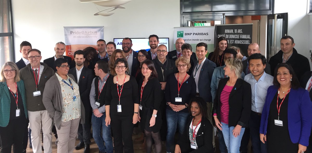 MontgaillardPM's tweet photo. Deux belles photos qui reflètent cette matinée de Sponsorship entre @le_refuge31 @Airbus @BNPParibas. Je suis fier que mon entreprise accompagne ce beau projet destiné aux jeunes du Refuge en partenariat avec Airbus et fier de voir flotter ce beau drapeau🏳️‍🌈 sur un site indus ! https://t.co/w4LdLQcaem