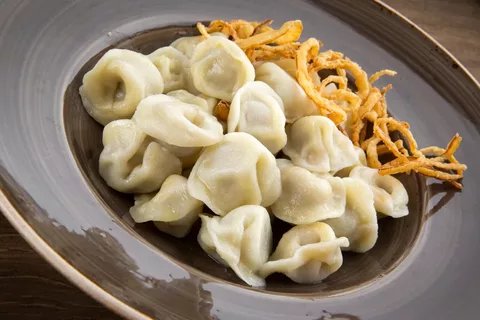 форма вареников ручной лепки. пельмени необычной формы. форма для пельменей и вареников. виды вареников. пельмени разные.