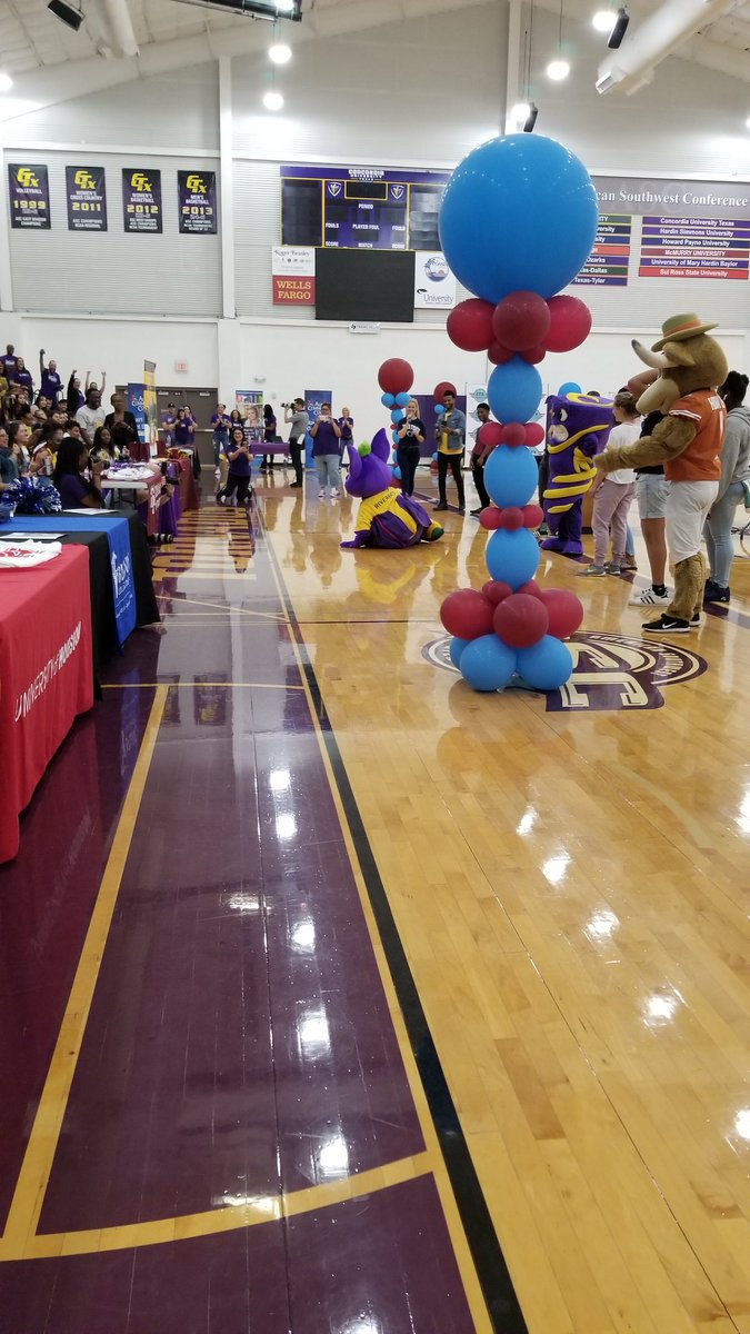 CTXSigningDay's tweet photo. Get down @RBtheRiverbat! #CTXSigningDay https://t.co/NzFeIfVvwP