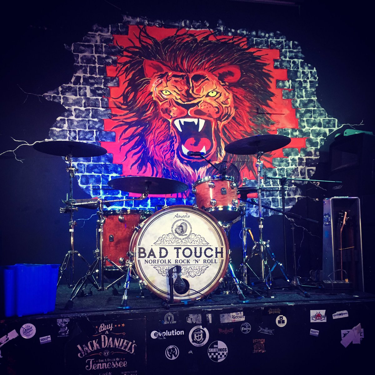 #BadTouch have arrived at #LeosRedLion #Gravesend 🦁🦁 Who’s coming down #tonight? We’ve got #GorillaRiot & #Collateral joining us! DON’T MISS THIS! 🔥🔥🔥 #Stage #lion #RedLionGravesEnd #LeosRedLionGravesend #band #gig #gignight #livemusic #newmusic #music #TGIF #Natal #Drums