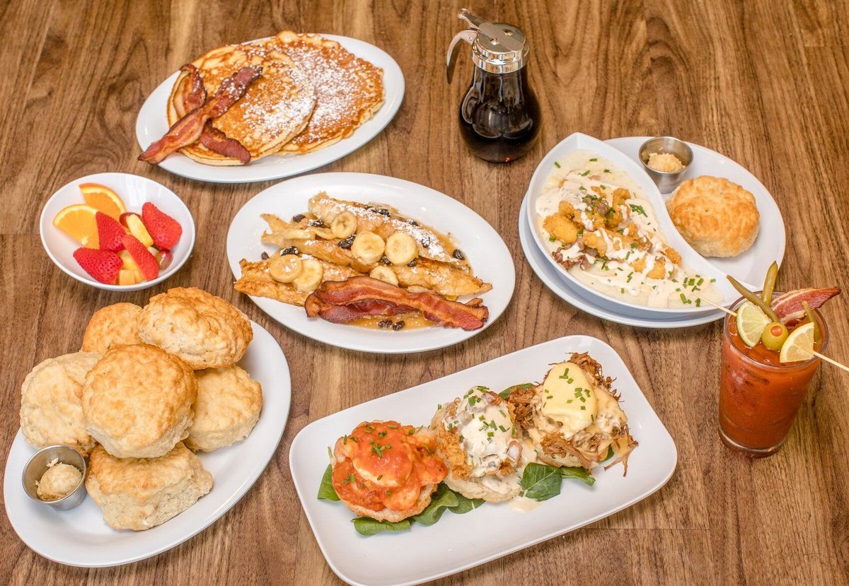 BrunchWithRuby's tweet image. #FinallyFriday and #CarbsDontCount at #RubySlipperCafe 🍳 🥓 🍗 🍤 🥞 🥖🍹👠  #WeBrunchHard