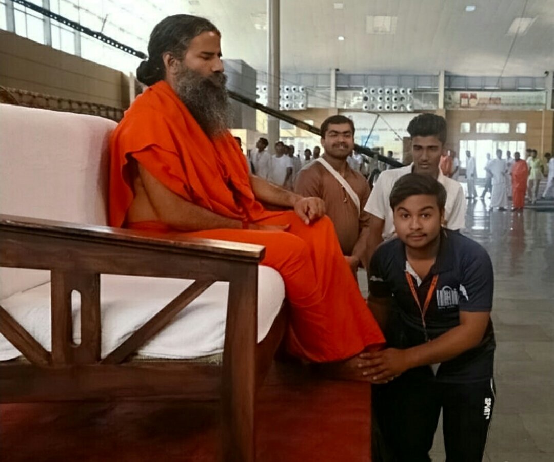 shashankp340's tweet photo. योगऋषि परमपूज्य गुरूदेव स्वामी रामदेव जी का आशीर्वाद प्राप्त करते हुए
#Sosialyogi
#yuvashaktirashtshakti
#sp_ABP @yogrishiramdev https://t.co/DkJYijrcJJ