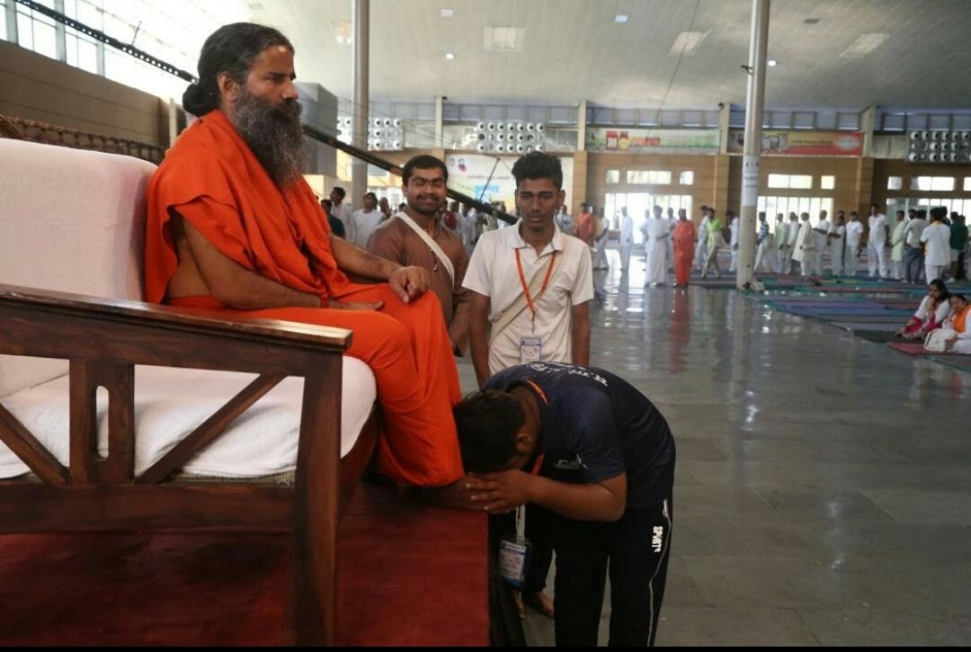 shashankp340's tweet photo. योगऋषि परमपूज्य गुरूदेव स्वामी रामदेव जी का आशीर्वाद प्राप्त करते हुए
#Sosialyogi
#yuvashaktirashtshakti
#sp_ABP @yogrishiramdev https://t.co/DkJYijrcJJ