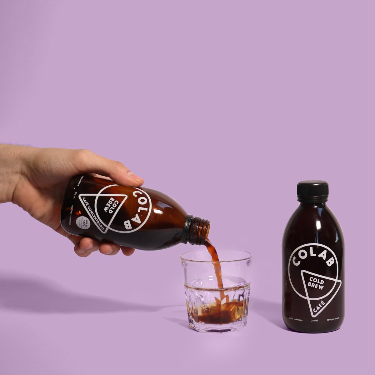 MEXICOpuntoCOM's tweet photo. 5⃣@ColabColdBrew
Es una marca mexicana especializada en cold brew que embotellan y distribuyen en diferentes cafeterías y restaurantes de CDMX. Si quieres tener su café o concentrado en tu refri puedes comprar en línea o suscribirte al #ClubCOLAB
🌐: https://t.co/fclzWiNs32 https://t.co/mqbmN6NDoa