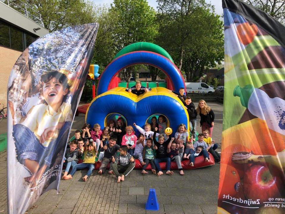sandra_vat's tweet photo. Vandaag de prijsuitreiking door @ToppieCoach bij de Twee Wieken locatie Duivenvoorde voor de Jongeren Op Gezond Gewicht Winactie! 😃

🏆🥈 2e prijs: stormbaan voor alle klassen

#Buitenspelen #Gewoondoen #JOGG #Toppiecoach 

Centrum voor Jeugd en Gezin - CJG Zwijndrecht https://t.co/YP4VoNw2w1