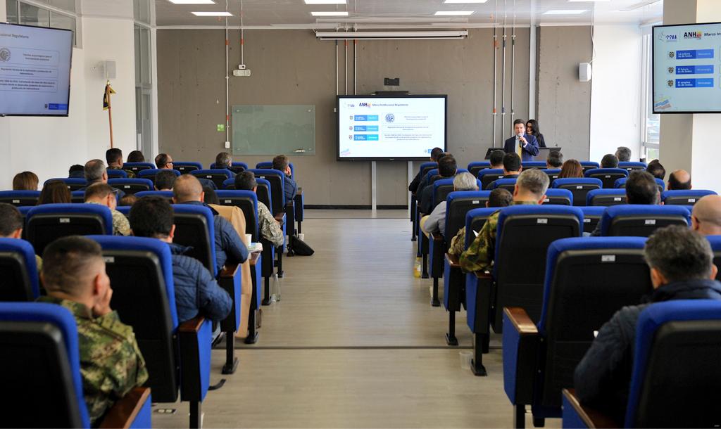 ANHColombia's tweet photo. #AestaHora Presidente de @ANHColombia, @lmmorelli, presenta en la Escuela Superior de Guerra (@EsdegCol) “Proyectos de Exploración y Producción Costa Afuera” en curso Cidenal 2019 donde participan representantes de Fuerzas Militares y de empresas públicas y privadas. https://t.co/C5YF0DWzSX