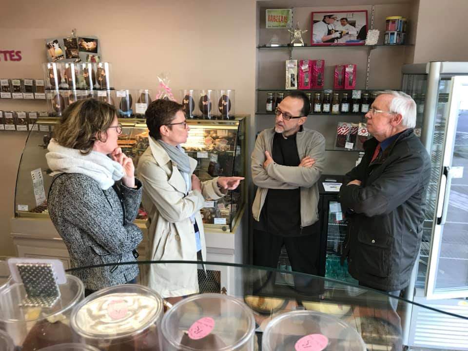 karinedesroses's tweet photo. Deuxième visite de la journée avec #HenriCollin maire de #lencloitre aux #Délicesdesaintmichel.
 #Sebastienraiffé, Pâtissier reconnu, a multiplié les expériences après son apprentissage. Il emploie actuellement 9 personnes, dont 3 apprentis.

#visitesdentreprises #CMA86 https://t.co/U3T28IdnnU