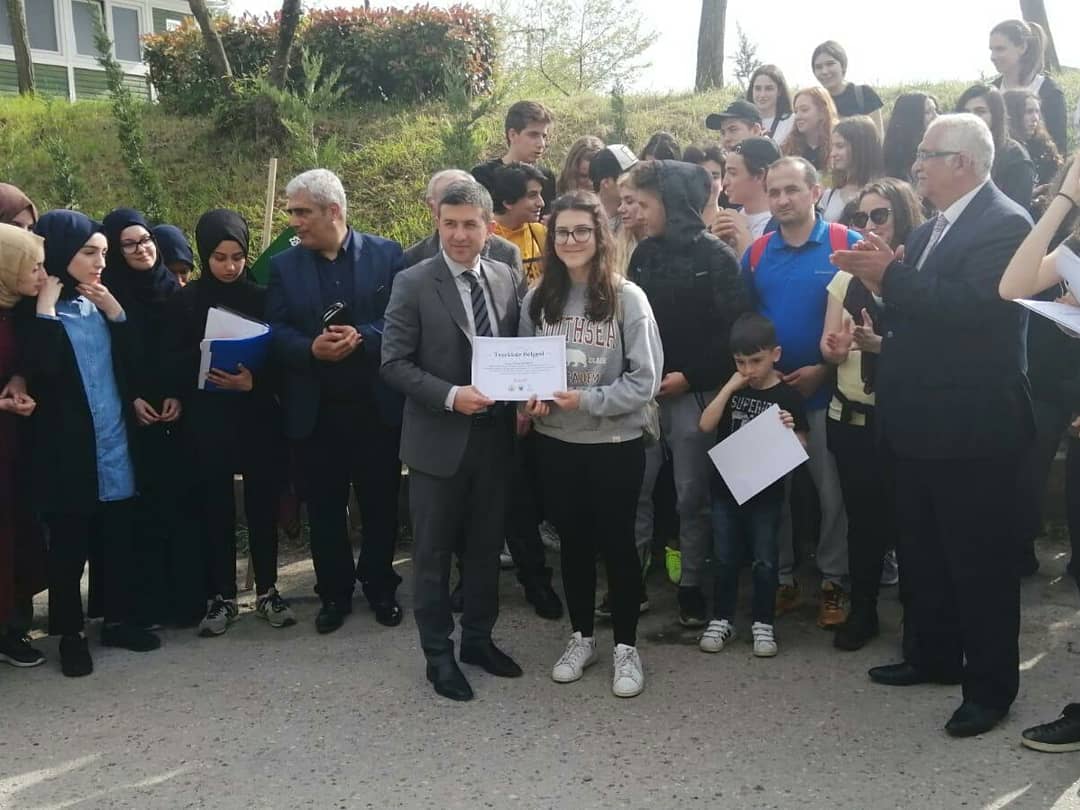Acarkent_doga's tweet photo. Sapanca arazi gezimizde okulumuza çevreye olan duyarlılığından dolayı Sapanca İlçe Kaymakam'ı Sn.Bilgehan BAYAR ve İlçe Milli Eğitim Müdürü Sn.Nuri Dede, Lifetime Turizm tarafından plaket verildi. Bu projede emeği geçen herkese çok teşekkür ediyoruz. @AliRizaLule @DogaOkullari https://t.co/7911lIyZpW