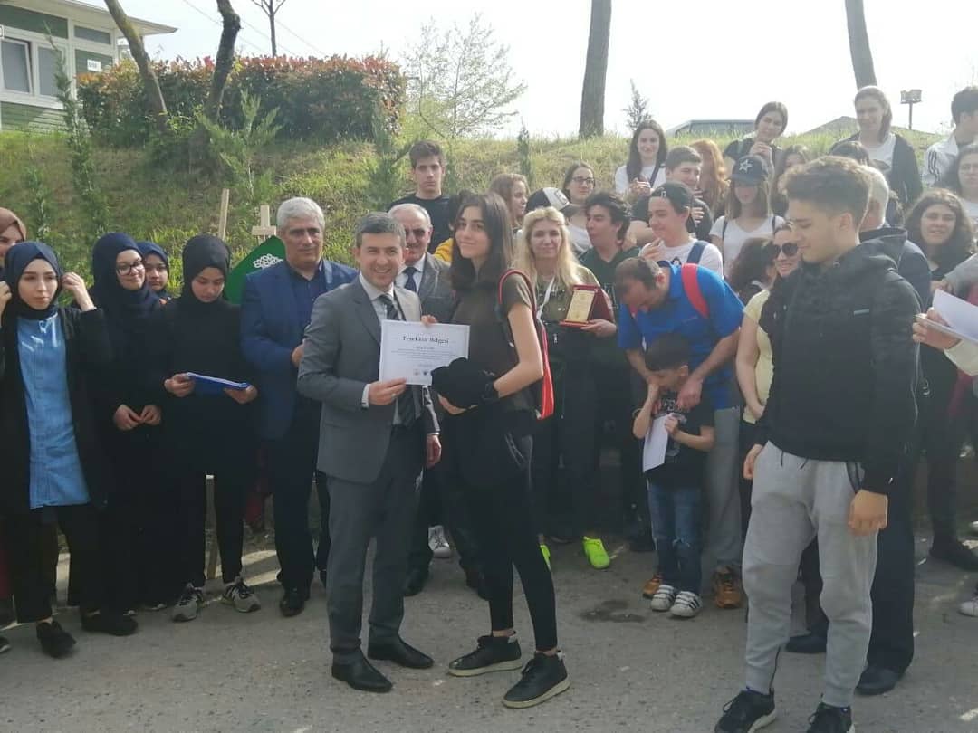 Sapanca arazi gezimizde okulumuza çevreye olan duyarlılığından dolayı Sapanca İlçe Kaymakam'ı Sn.Bilgehan BAYAR ve İlçe Milli Eğitim Müdürü Sn.Nuri Dede, Lifetime Turizm tarafından plaket verildi. Bu projede emeği geçen herkese çok teşekkür ediyoruz. <a href="/AliRizaLule/">Ali Rıza Lüle</a> <a href="/DogaOkullari/">Doğa Koleji</a>