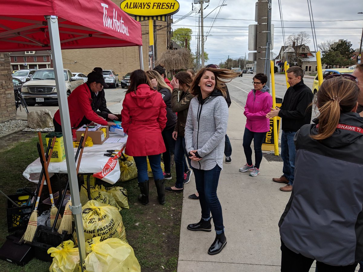 WECDSB's tweet photo. #pitchinforDowntownWindsor #PIW19
In honour of Earth Day staff from the Catholic Education Centre are cleaning downtown #YQG https://t.co/BonLrZjWM3