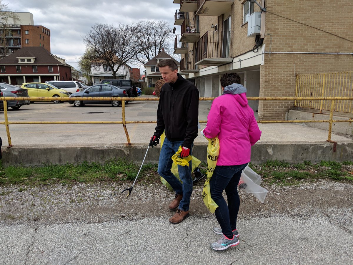 WECDSB's tweet photo. #pitchinforDowntownWindsor #PIW19
In honour of Earth Day staff from the Catholic Education Centre are cleaning downtown #YQG https://t.co/BonLrZjWM3