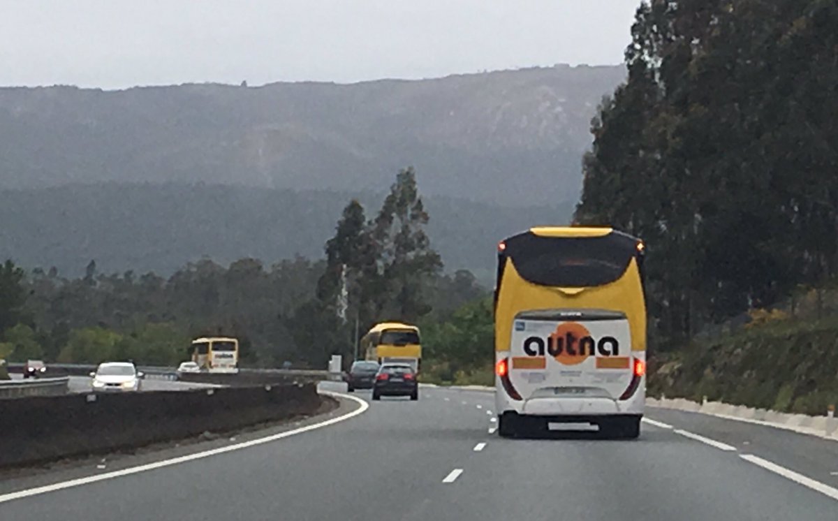 KarlosKoto's tweet photo. Autocares llenos de viajeros en la #AP9 -Santiago Sur- con destino al @AeropuertOporto, mientras Galicia no tiene un Plan de #aeropuertos 

@CarlosPunzon @AntonioLijo @pgsarria @infoSCQ https://t.co/rMlzPfHPAw