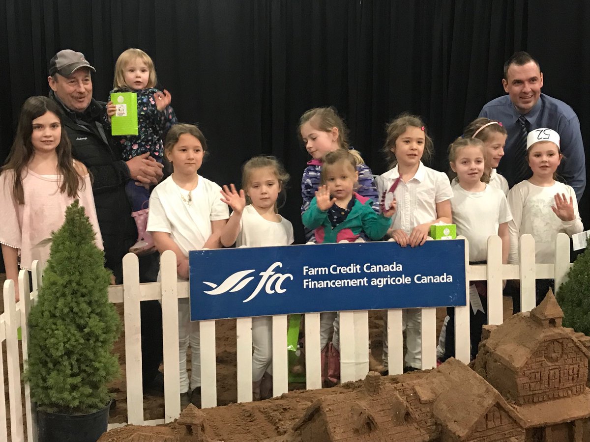 By far cutest photo of ⁦<a href="/HolsteinCanada/">Holstein Canada</a>⁩ convention week. Pres Harry &amp; judge ⁦<a href="/robellaholst/">Robella Holsteins</a>⁩ with Pee wee showmanship GIRL power! ⁦<a href="/HolsteinPei/">2019 Congrès National Convention PEI</a>⁩