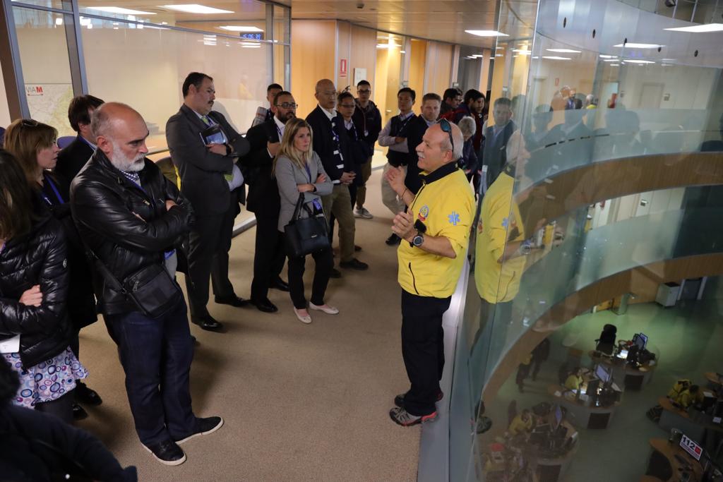SAMUR_PC's tweet photo. 🚩 Nuestro máximo agradecimiento a @112cmadrid, por la extraordinaria y cálida acogida mostrada durante la visita de sus instalaciones a los participantes del Congreso Europeo de Emergencias #EMS2019.
#globalcolleagues 😊 https://t.co/Fgtj85dgaa