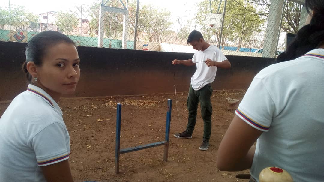 Nucleo_Guarico's tweet photo. En el marco del aniversario UNEFA, #NúcleoGuárico #ExtSocorro realiza juegos tradicionales en el patio de la institución, reforzando en la comunidad nuestras costumbres y tradiciones. #UnefaSemanaAniversario @unefa_ve @UnefaVrrLlanos @Neriogalban1 @RGfarias99 https://t.co/uoL3pPZfX6