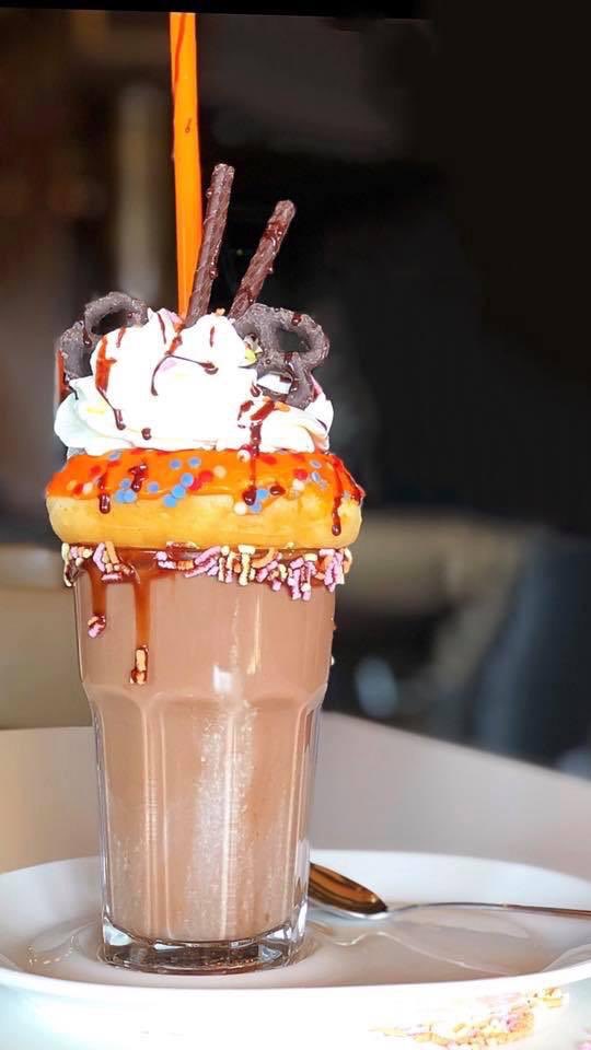 🧡👑KONINGSDAG FreaKingShake 👑🧡

Koningsdag hebben wij een heerlijke choco FreaKingShake, kom je ook genieten?
#freakshake #koningsdag #oranje #oranjeboven 🍊