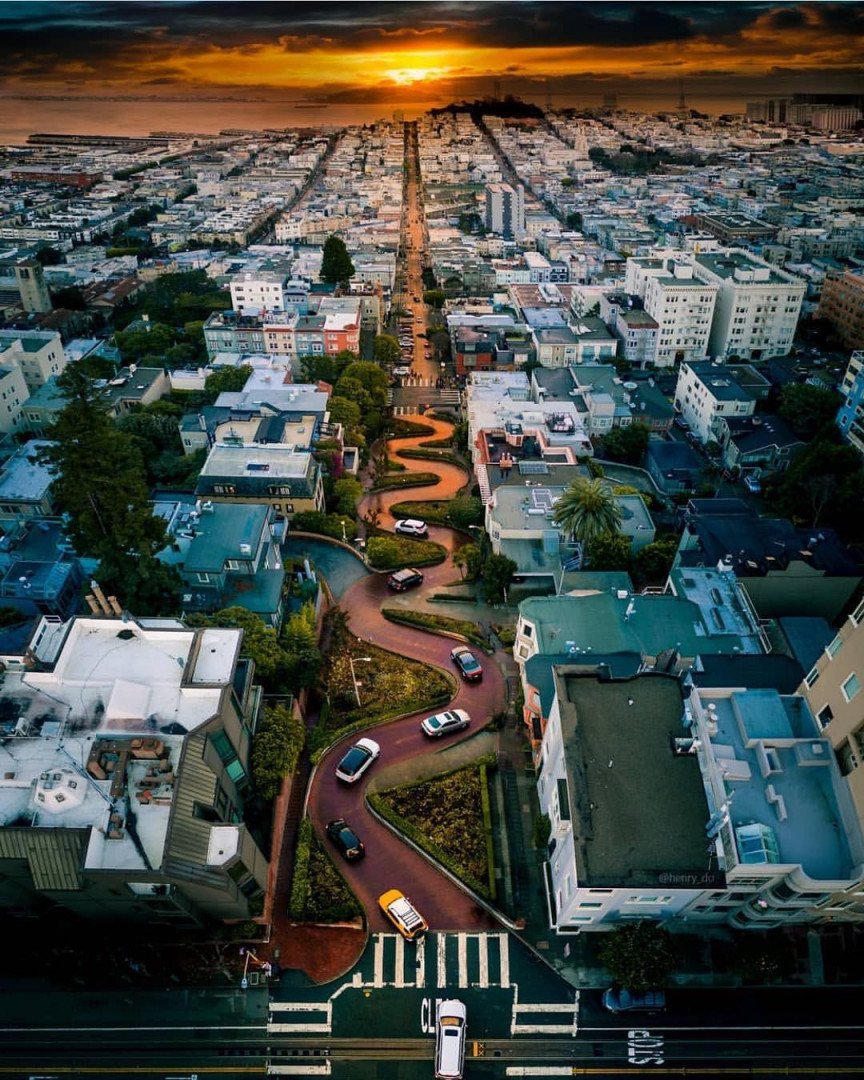 lugarespmundo's tweet photo. A Lombard Street é uma das ruas mais famosas de São Francisco, na Califórnia. Com seu formato em zigue-zague particular, é um dos pontos mais buscados para fotos na cidade. 
#LugaresPeloMundo 🌎
📸 @henry_do
@VisiteOsUSA https://t.co/3VCrlb1s1C