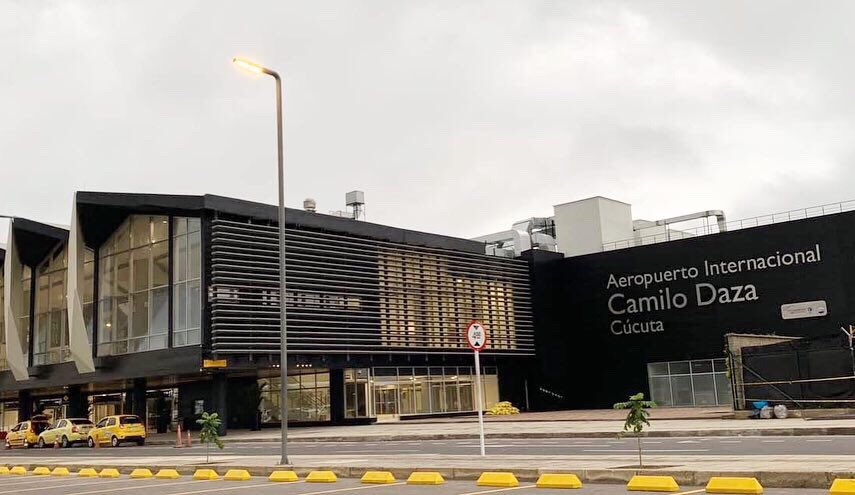 situr_nds's tweet photo. En presencia de la Vicepresidenta de la República, Martha Lucia Ramirez, y la Ministra de Transporte, Ángela María Orozco, se esta llevando a cabo la entrada en servicio de modernización y puesta en operación del Aeropuerto Internacional Camilo Daza en la ciudad de Cúcuta. https://t.co/TONX7Kqtey