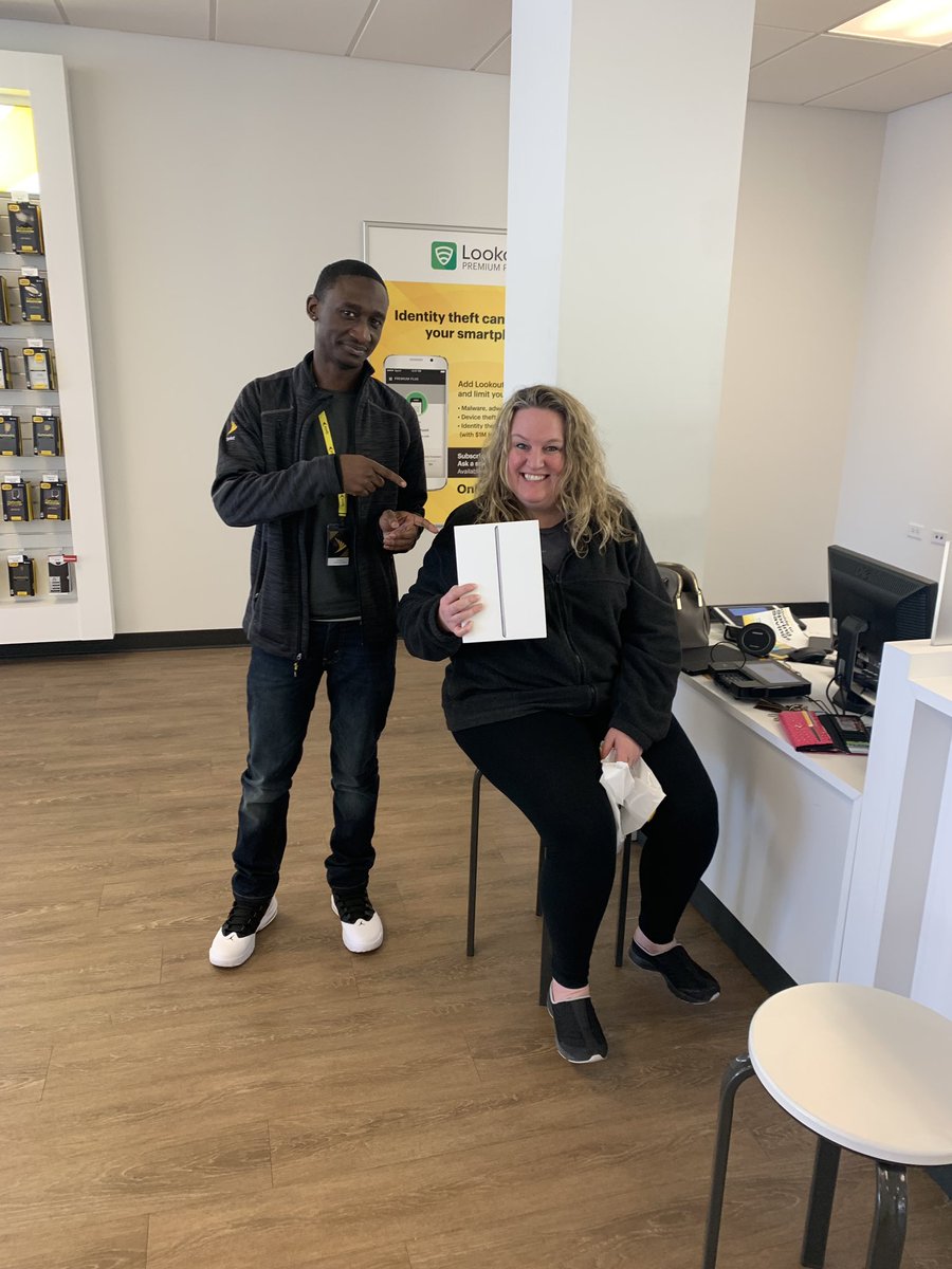 Philly2Chicago's tweet photo. Stopped by Oak Lawn and witnessed Levelle in action!! This customer was beyond excited to get her Free IPAD!! @ivory_mitchell Stepped in and closed the accessories too! #ManagerInvolvement https://t.co/wXlv5AfHqP