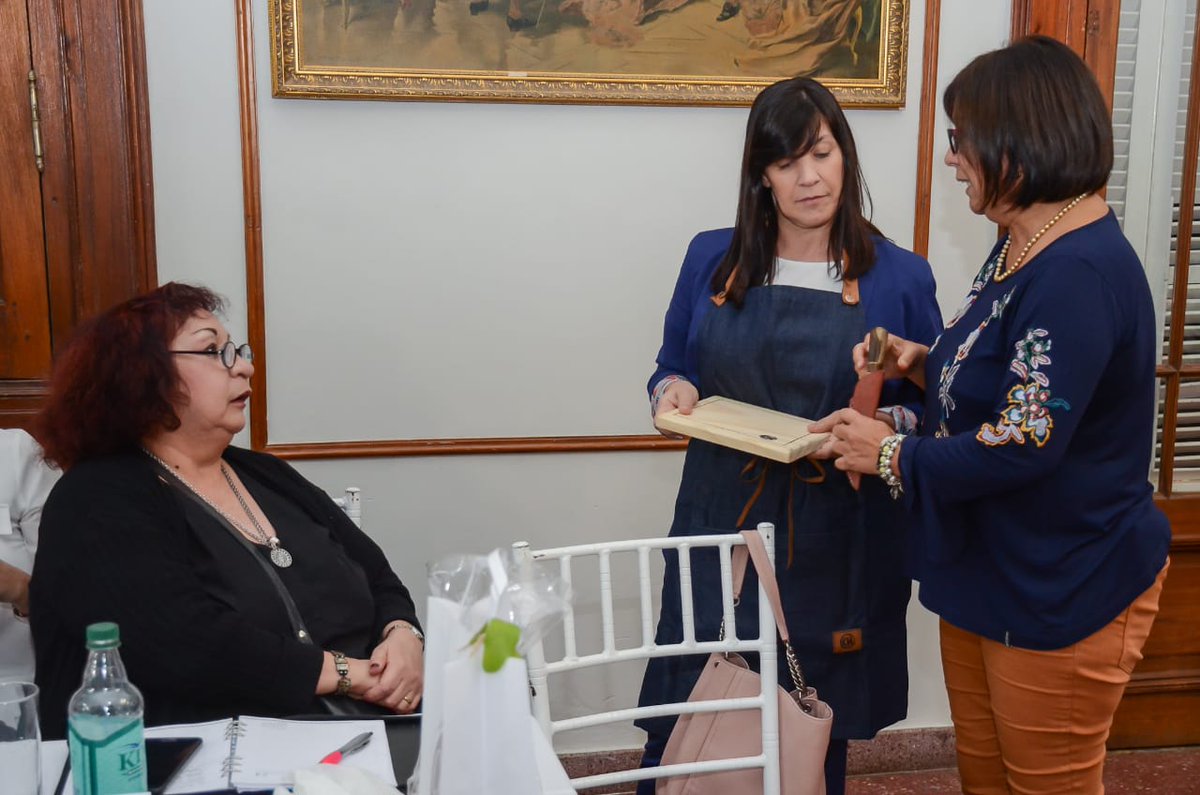 elicuestachaco's tweet photo. Junto a @somos_muchas recibimos a Inés, de #FundaciónConstruyamos , que promueve la formación de emprendimientos tecnológicos a alumnos de escuelas técnicas. También escuchamos a Silvia Sánchez, quien presentó productos artesanales realizados por los talleres de #Solidagro. https://t.co/LyeJ3MykV3