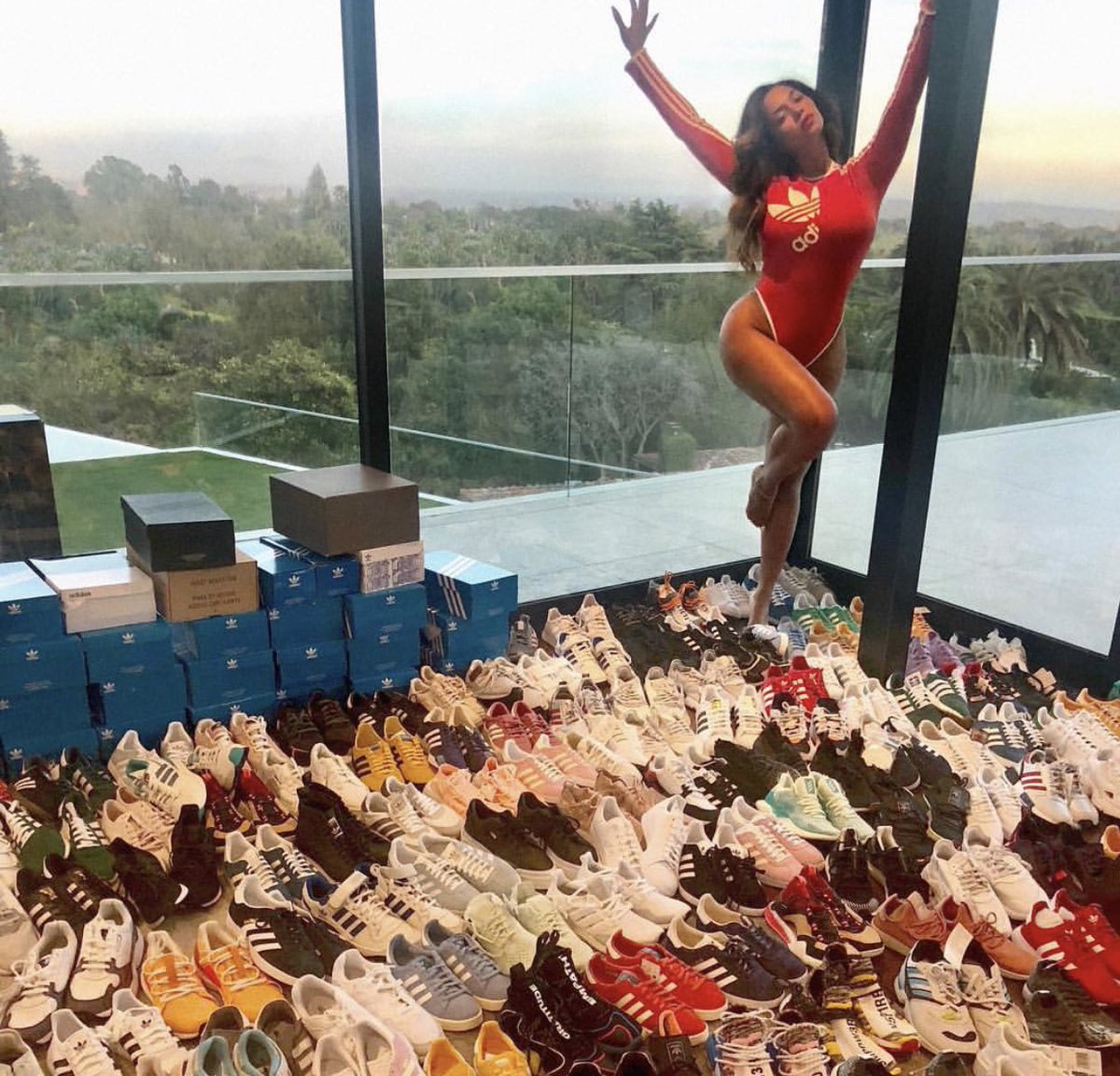 ClarissaYorke's tweet image. oq ela tem de tenis vc tem de: