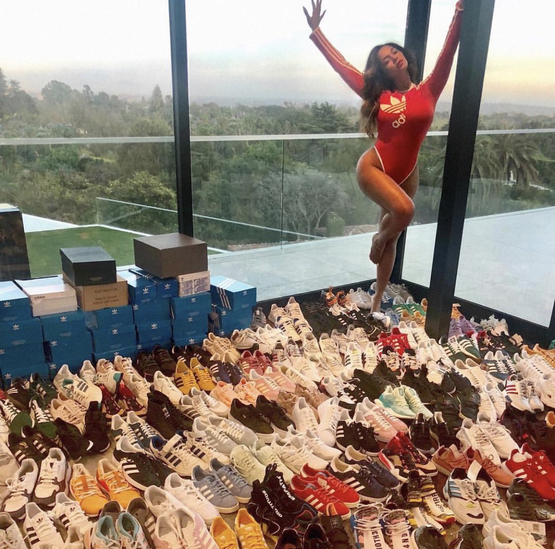 KicksDeals's tweet image. Looks like Beyonce is starting to get her team adidas shipments 😳🐝