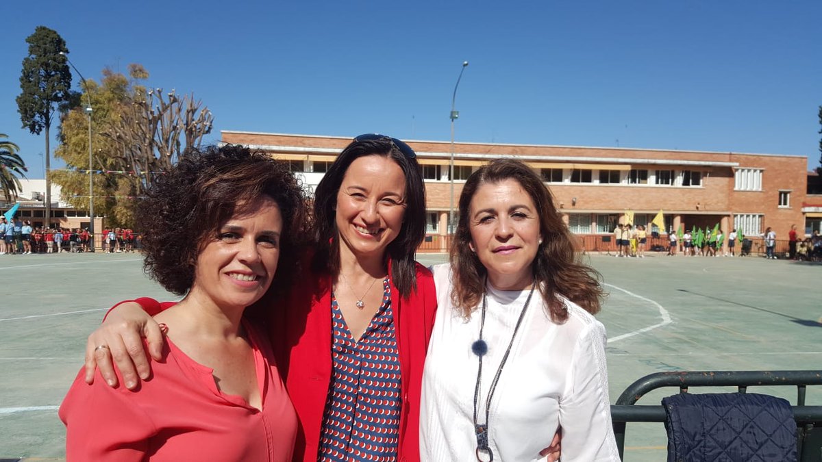 HdadSantiago's tweet photo. Una representación de la Junta de Gobierno asiste en la tarde de hoy viernes a la celebración de los Sports'19, organizados por el Instituto de la Bienaventurada Virgen María (Irlandesas) de #Castilleja de la Cuesta #Sports19 https://t.co/jfk2gZtGXR