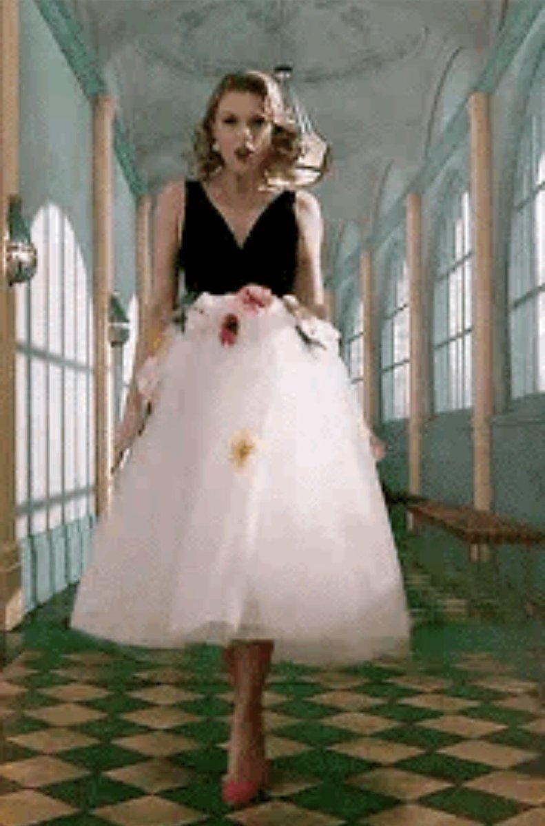 antoinebilbord's tweet image. uhm, why is nobody talking about this? I REQUEST A CALM EXPLANATION @taylorswift13 #TaylorSwiftIsBack #TaylorSwiftME #MEMusicVideo #treacherous #erraparallel 🌸