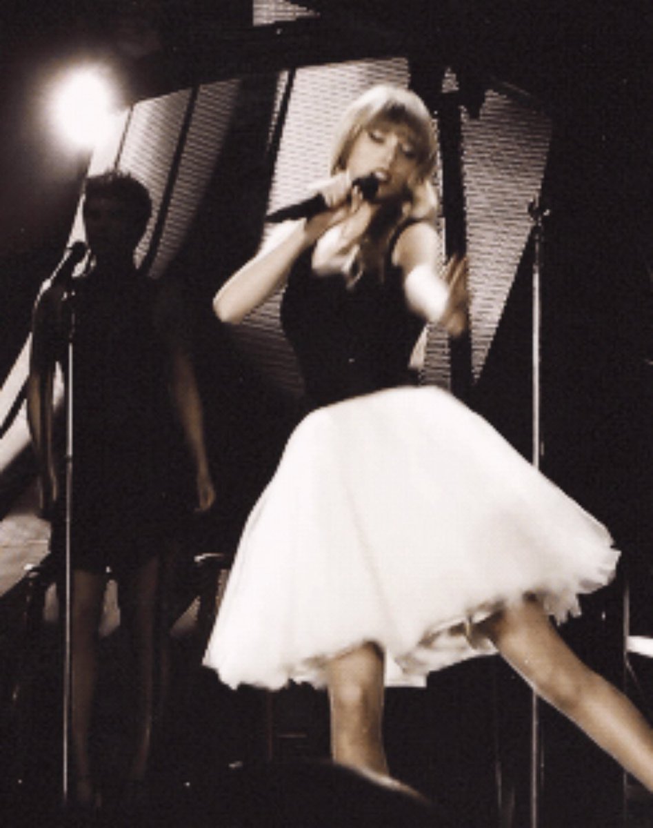 antoinebilbord's tweet image. uhm, why is nobody talking about this? I REQUEST A CALM EXPLANATION @taylorswift13 #TaylorSwiftIsBack #TaylorSwiftME #MEMusicVideo #treacherous #erraparallel 🌸