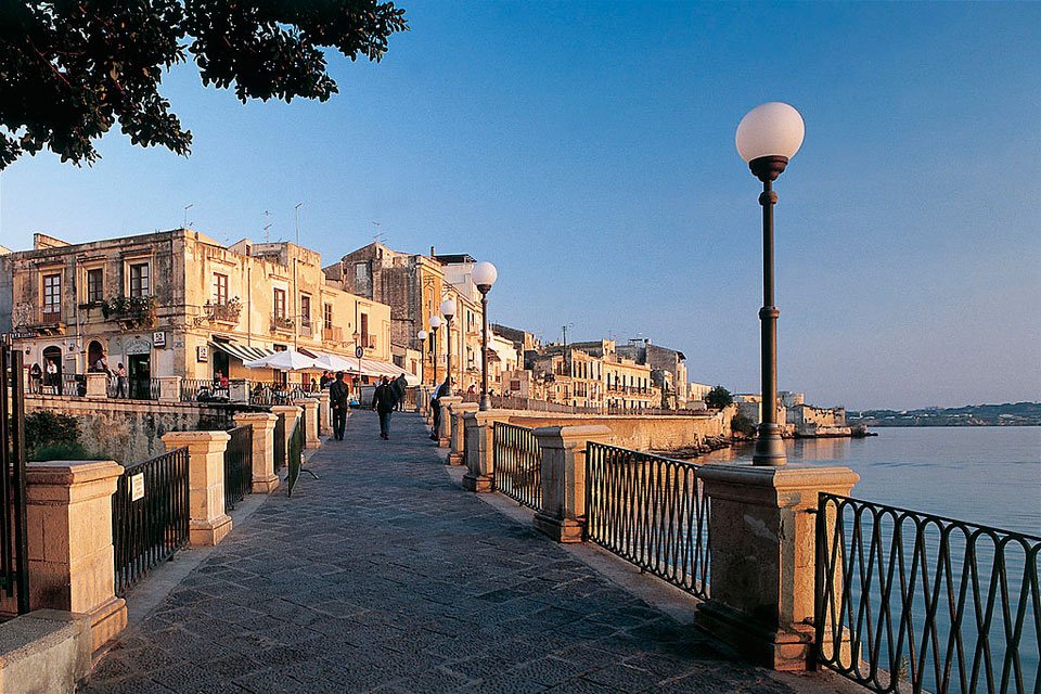 Ciatusicily's tweet photo. All'isola di #Ortigia noi di #Ciatu abbiamo dedicato l'eau de parfum #Ortiughia, un prodotto con note di "testa" che ricordano la mela, un "cuore" al fico e un fondo di sandalo-vetiver.
Oltre ad acquistare il profumo, vi consigliamo però di vivere le vere atmosfere "ortigiane"... https://t.co/vgzwEoaf8b