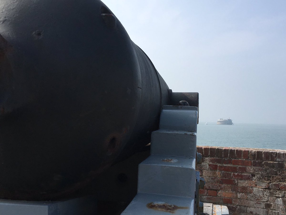 PhilLoder's tweet photo. #FridayFirepower: 64-pounder, rifled, muzzle-loading gun on a traversing platform at Southsea Castle, Portsmouth. Made of cast iron and manufactured at the Royal Gun Factory, Woolwich, in 1872. Weighs over 3,600 kg. https://t.co/bNYuTDuBWL