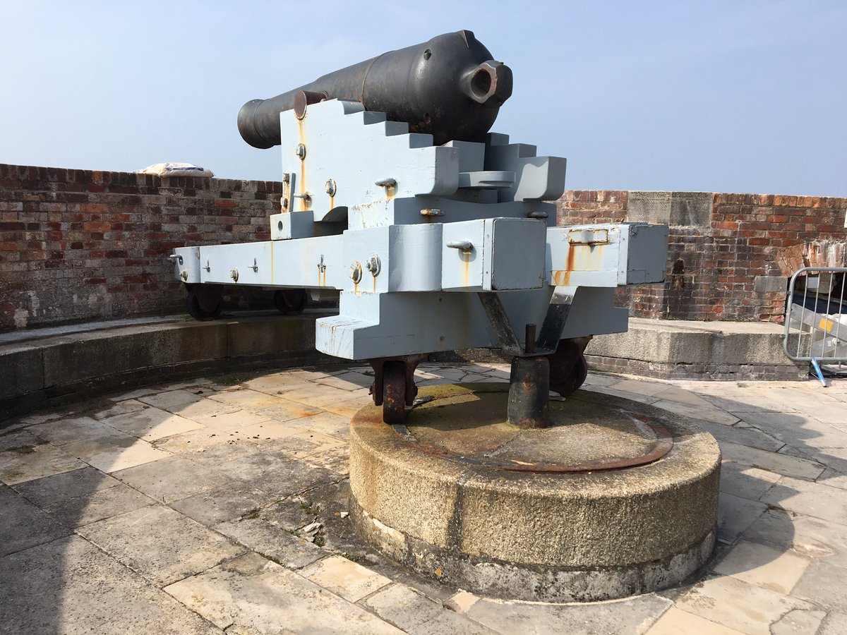 PhilLoder's tweet photo. #FridayFirepower: 64-pounder, rifled, muzzle-loading gun on a traversing platform at Southsea Castle, Portsmouth. Made of cast iron and manufactured at the Royal Gun Factory, Woolwich, in 1872. Weighs over 3,600 kg. https://t.co/bNYuTDuBWL
