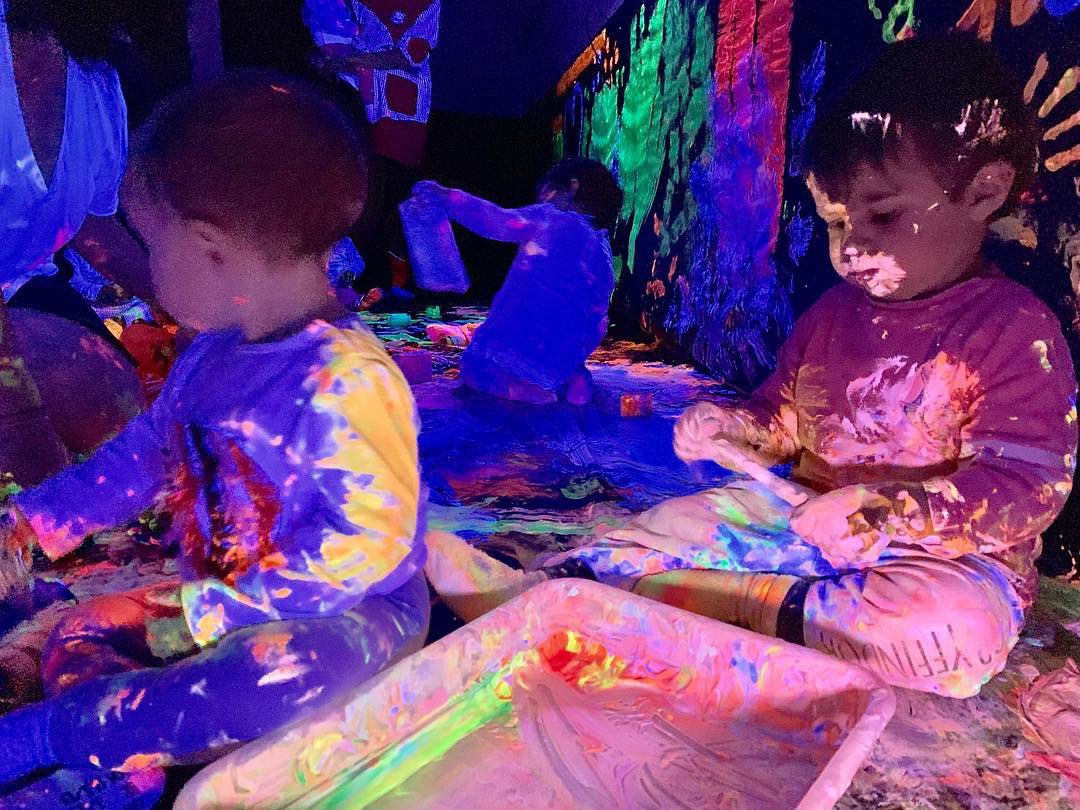 Pintura fluorescente
Luz, color y oscuridad, super divertido y relajante.
#llardinfants #escola #guarderia #kindergarten #school #children #badalona #educació #education #educacioninfantil #preeschool #escuelainfantil #happy #happiness #kidsactivities #kids #kidslife #juego