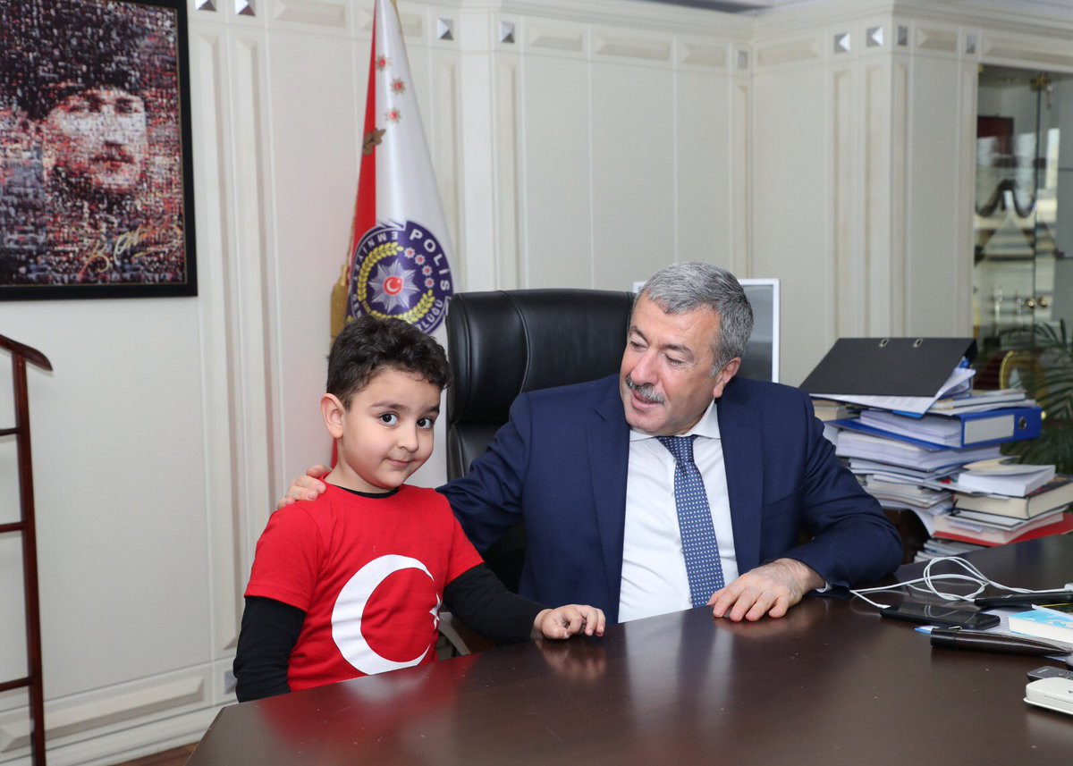 İstanbul İl Emniyet Müdürü Sayın Dr. Mustafa ÇALIŞKAN’ı ziyaret ettik. Bizimle sohbet etti, öğrencilemize hediyeler verdi.Teşekkür ederiz.😊