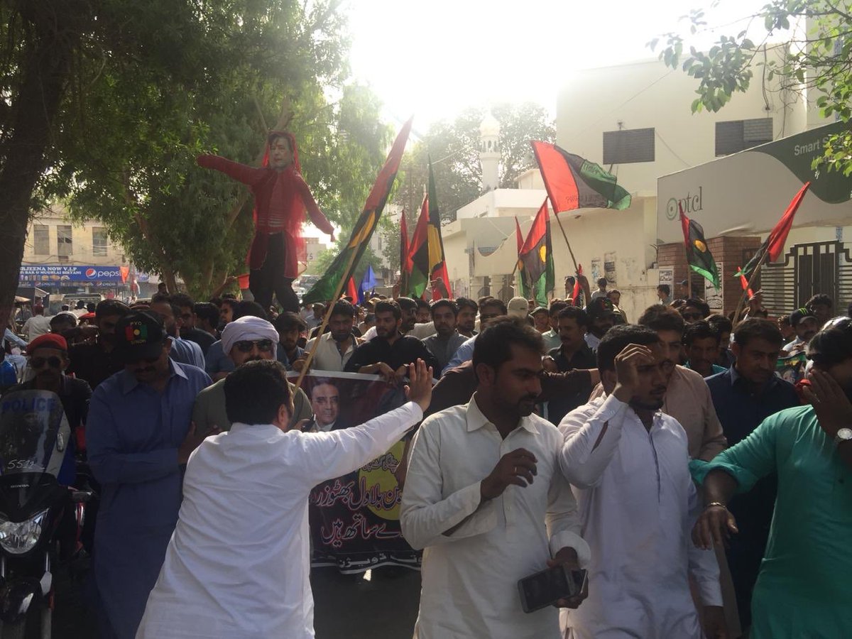 PYOSindh's tweet photo. On the directions of President PYO Sindh @JavedNLaghari #PYO Hyderabad protested against Imran Niazi. He must apologise from PPP Jiyalas otherwise Protest level will be increased
#YouthPower 
#GONiaziGo https://t.co/AEotUjkI1C