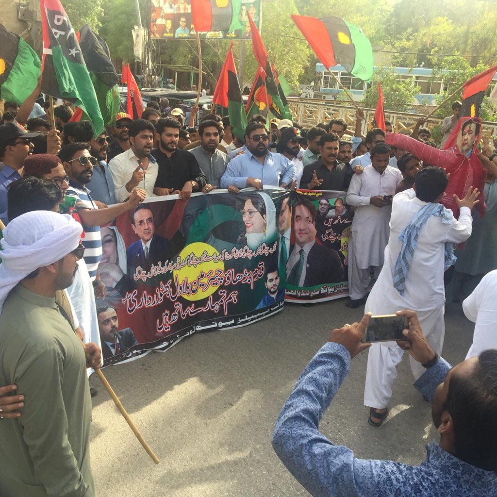 PYOSindh's tweet photo. On the directions of President PYO Sindh @JavedNLaghari #PYO Hyderabad protested against Imran Niazi. He must apologise from PPP Jiyalas otherwise Protest level will be increased
#YouthPower 
#GONiaziGo https://t.co/AEotUjkI1C