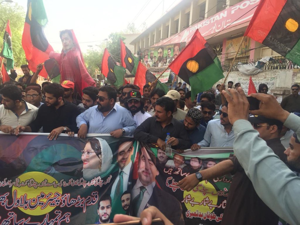 PYOSindh's tweet photo. On the directions of President PYO Sindh @JavedNLaghari #PYO Hyderabad protested against Imran Niazi. He must apologise from PPP Jiyalas otherwise Protest level will be increased
#YouthPower 
#GONiaziGo https://t.co/AEotUjkI1C