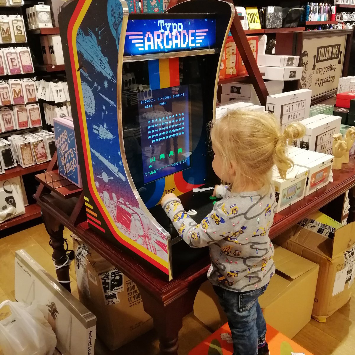 TomVencel's tweet photo. Finny trying out Space Invaders :) #funwithfinn #mallrats #retrogaming #miniarcade #oldschoolgaming #spaceinvaders https://t.co/NPCd4WVSHt