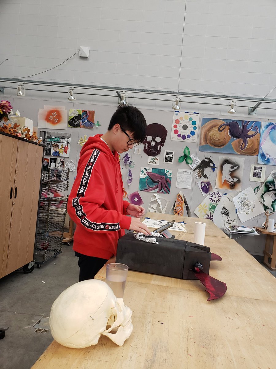 Amylynbrand's tweet image. People ask if we are winding down at this time of year @CountryDay. To the contrary, things are heating up in the final push for the AP and Spring Art Show. I love the creative energy! #ccdslearning #ccdsarts @TonyJaccaci @jgweinheimer