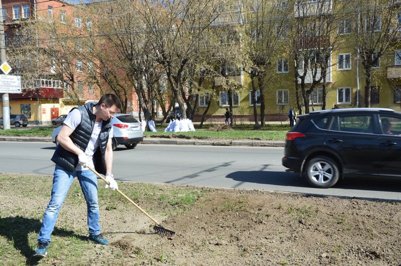 Сотрудники "Ивгорэлектросети" вышли на очередной субботник. Сегодня улицу Смирнова убирают более 200 человек. Уже вывезено 6 машин мусора.